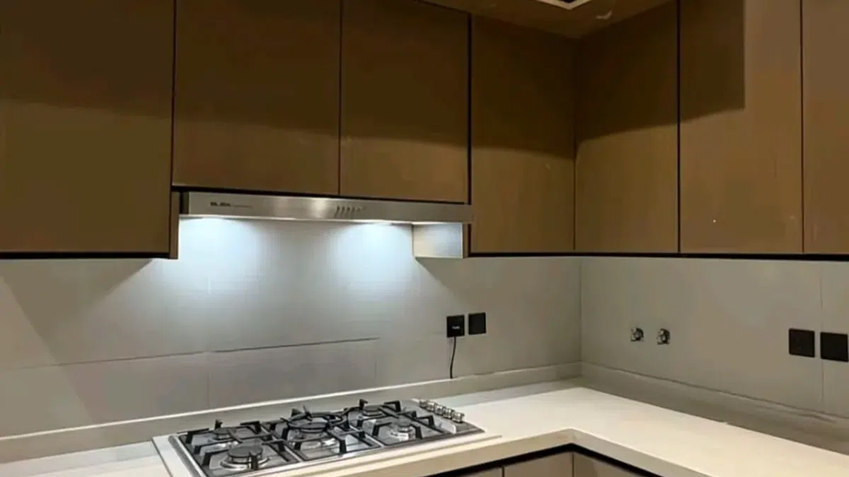 تركيب مطابخ بالرياض — صورة مطبخ توضيحية من أعمال مطابخ ترند في الرياض